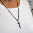 Schwarze personalisierte halskette mit kreuz herren gravur uniqal realistiches bild